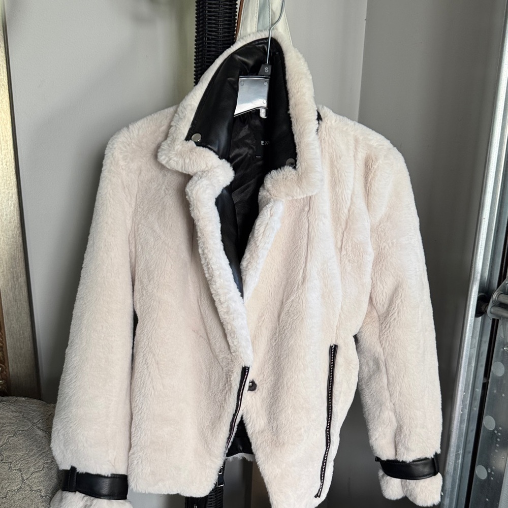 Crème faux fur and leather Moto Jacket…
So soft and comfy.  Like new!